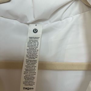 Crop LULULEMON best. Size 6 white. New with tags and never worn.